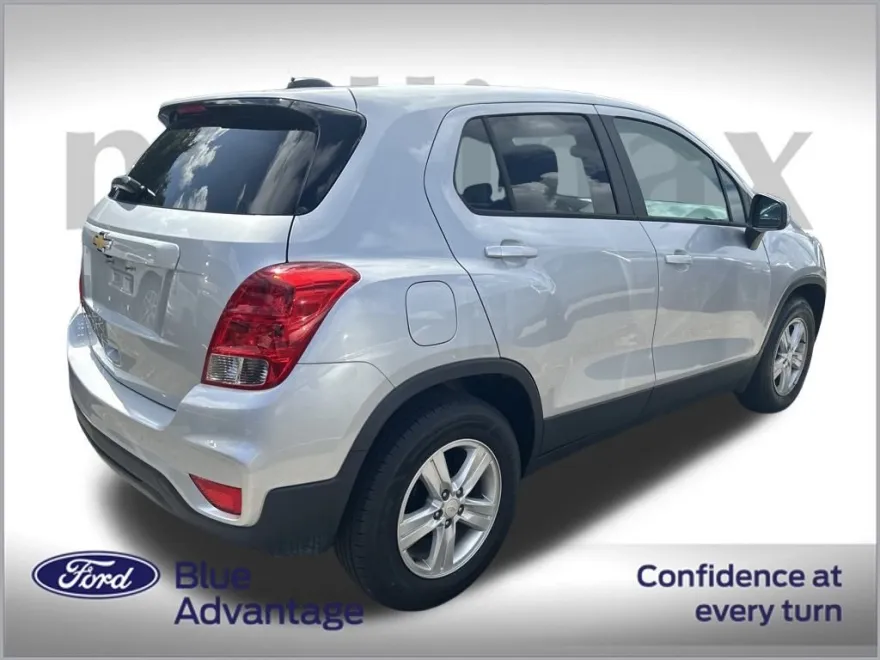 2022 Chevrolet Trax LS photo 1