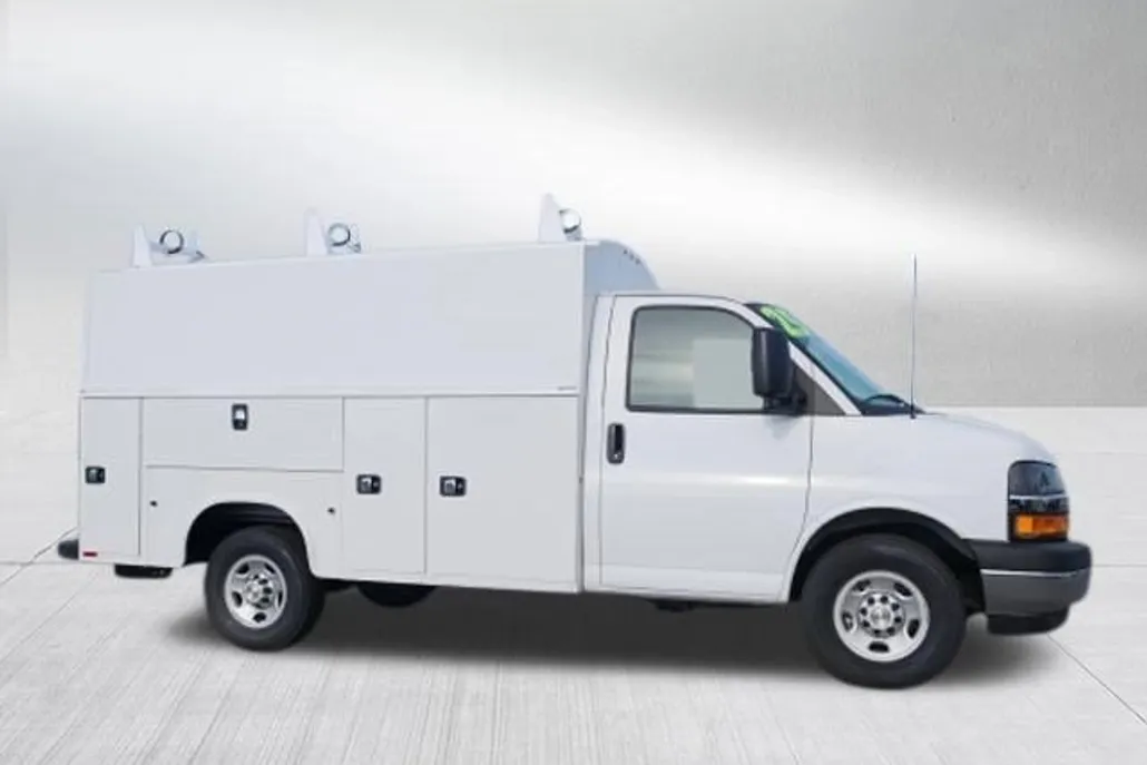 2025 Chevrolet Express Cutaway 3500 photo 1