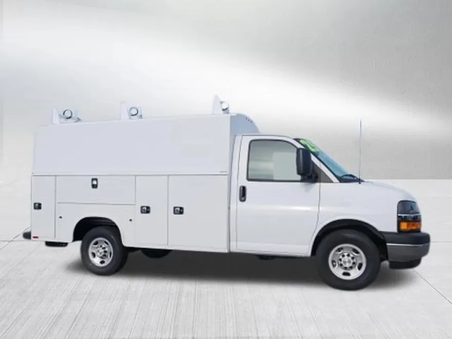 2025 Chevrolet Express Cutaway 3500 photo 1