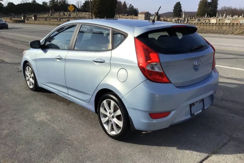 2013 Hyundai Accent SE photo 1