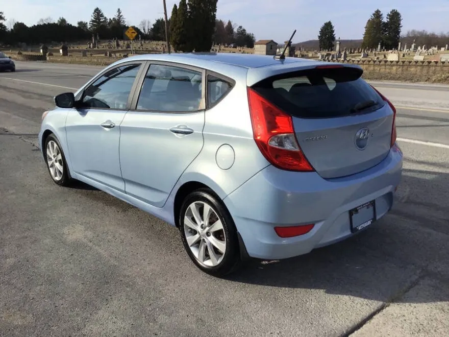 2013 Hyundai Accent SE photo 1