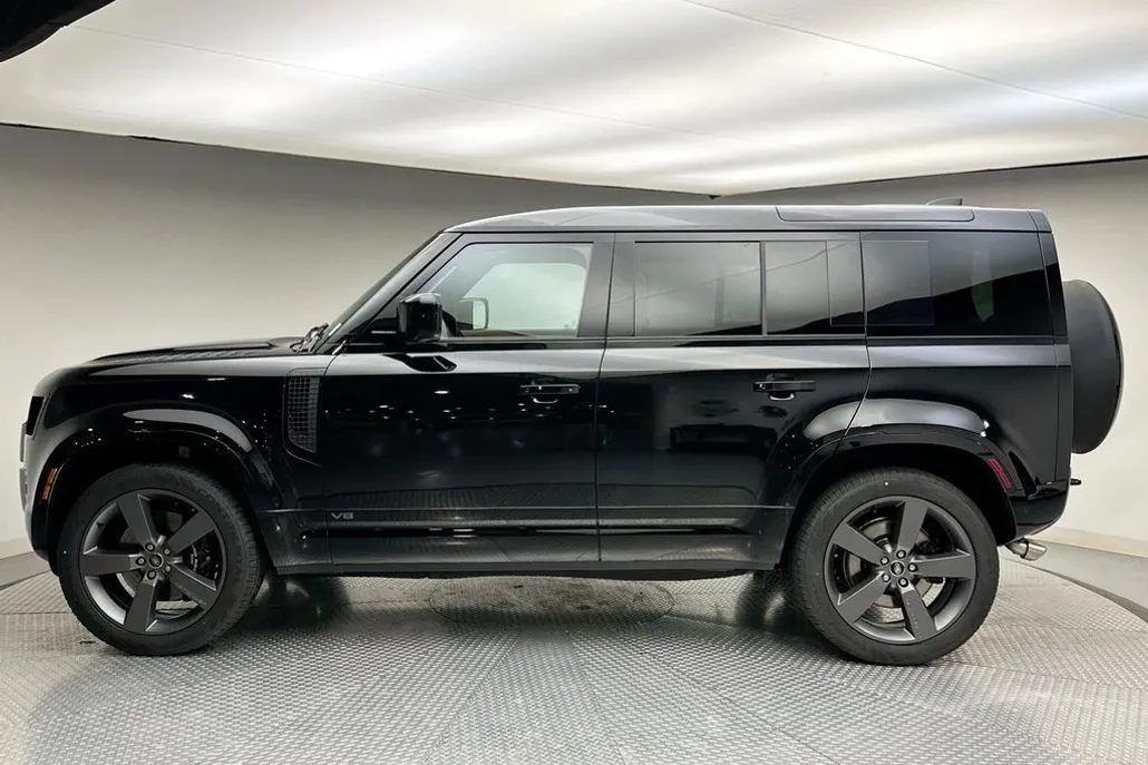 2025 Land Rover Defender 110 V8 photo 1