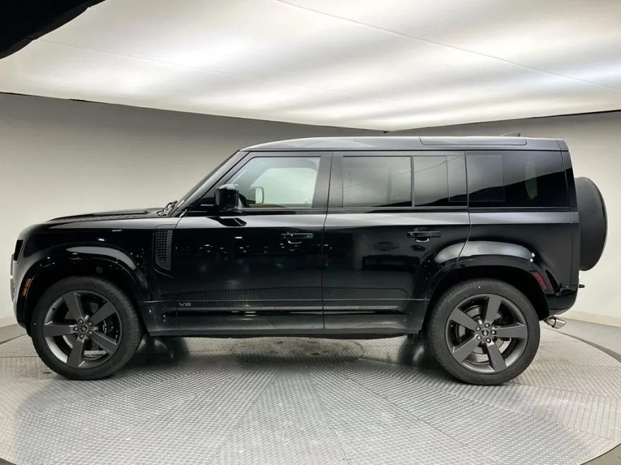 2025 Land Rover Defender 110 V8 photo 1