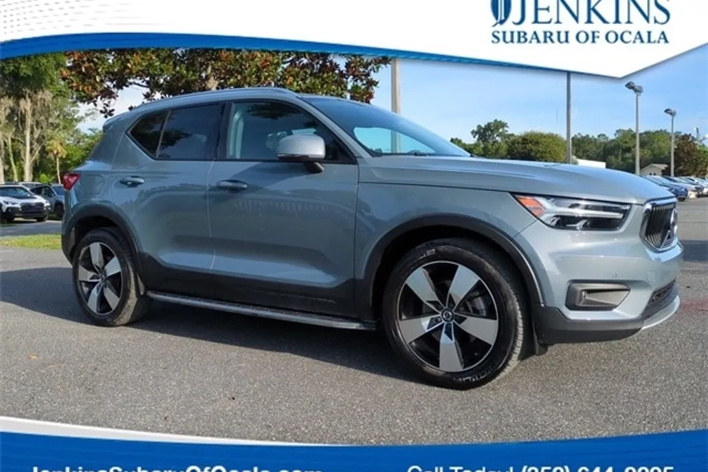 2022 Volvo XC40 Momentum photo 1