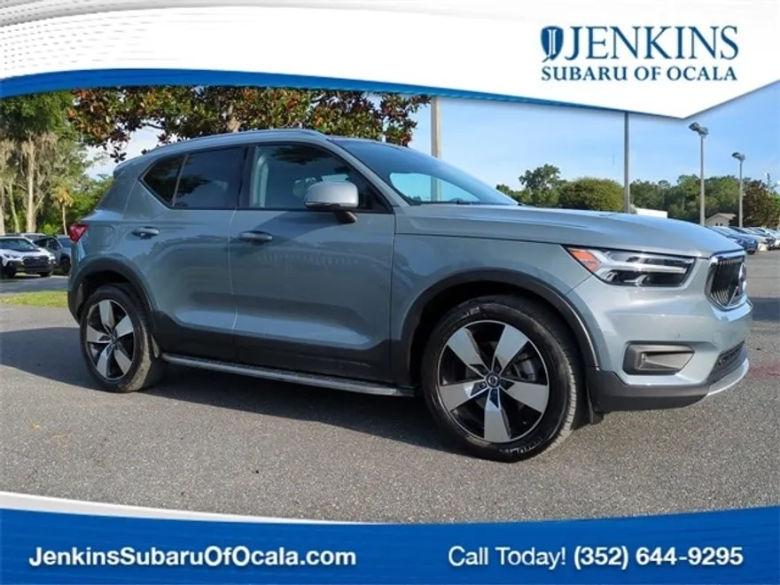 2022 Volvo XC40 Momentum photo 1