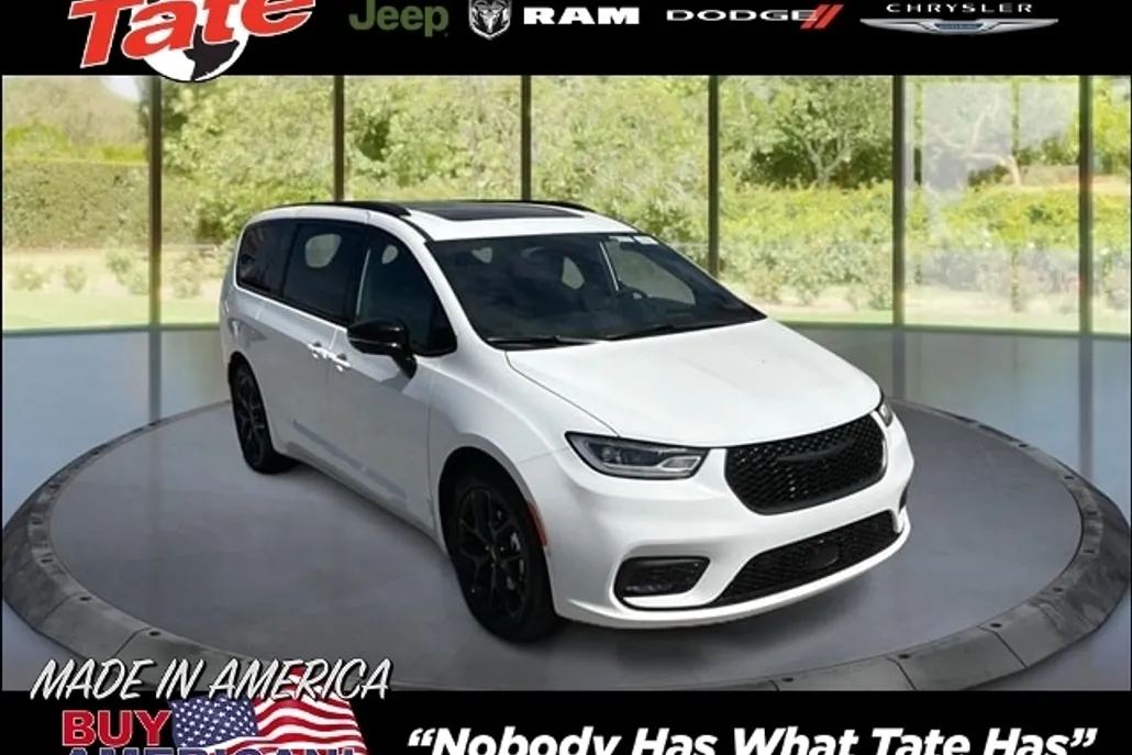 2024 Chrysler Pacifica Touring L photo 1