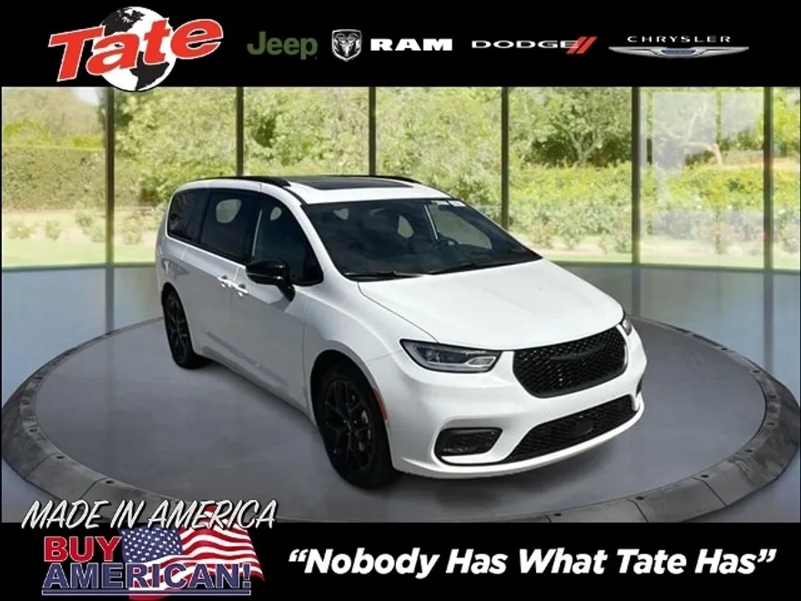2024 Chrysler Pacifica Touring L photo 1