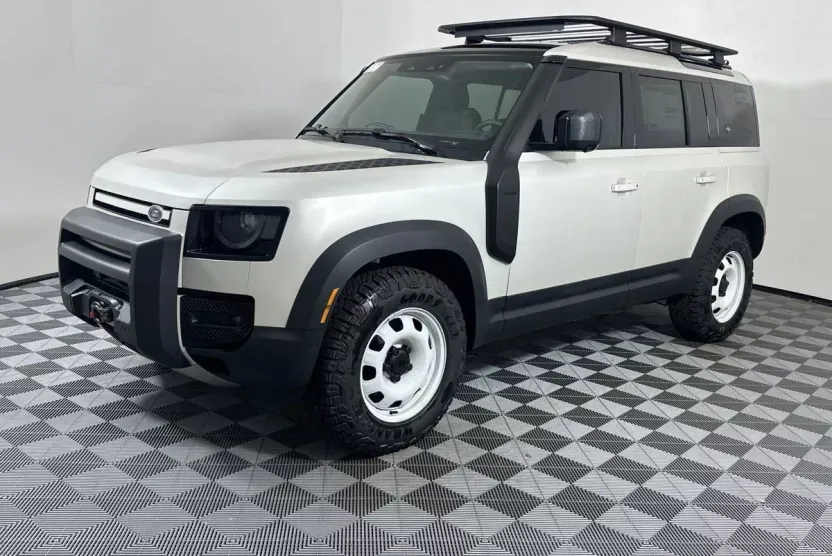 2024 Land Rover Defender S photo 1