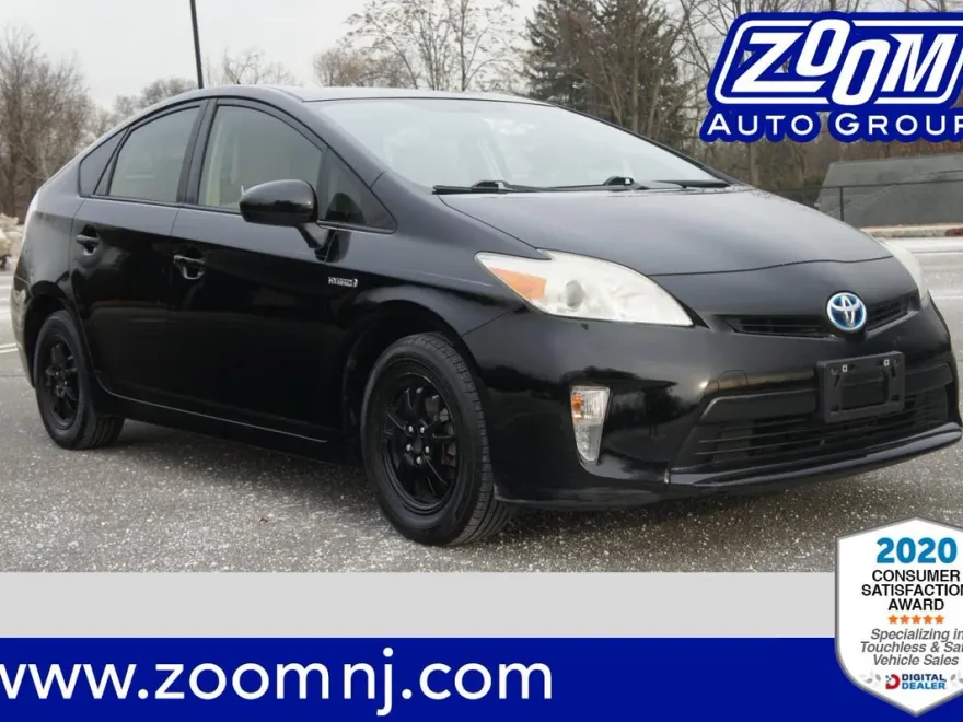 2013 Toyota Prius Three photo 1
