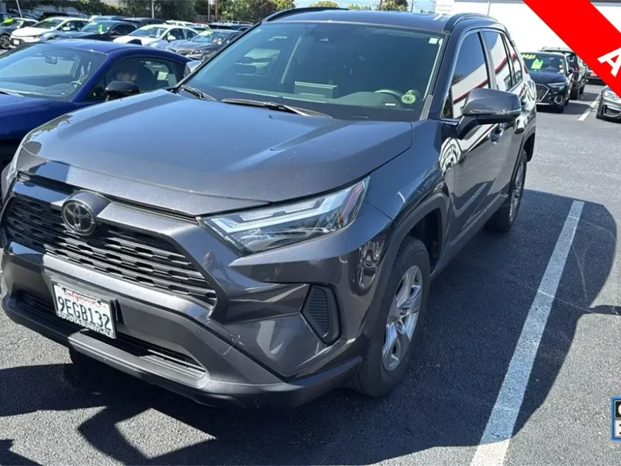2023 Toyota RAV4 XLE photo 1