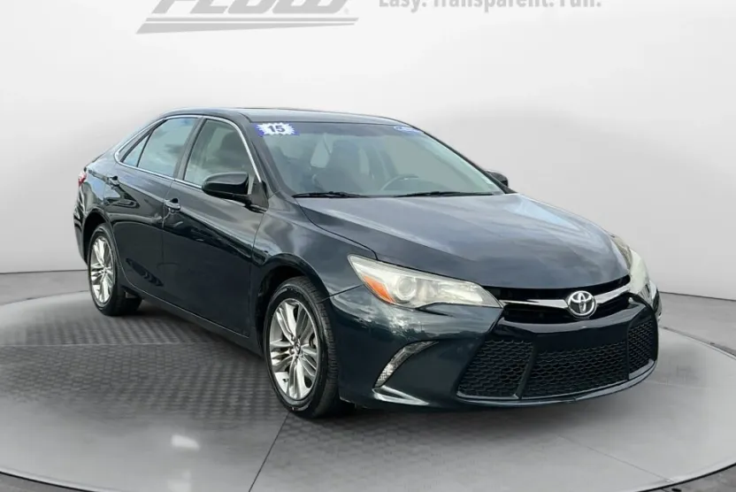 2015 Toyota Camry SE photo 1