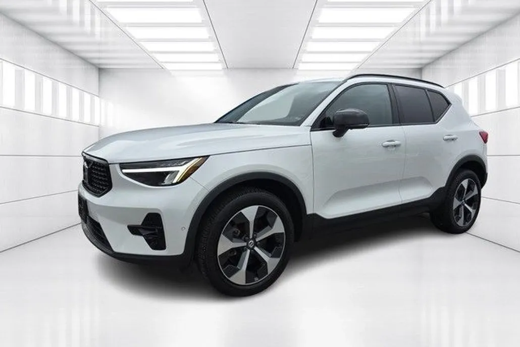 2024 Volvo XC40 Plus photo 1