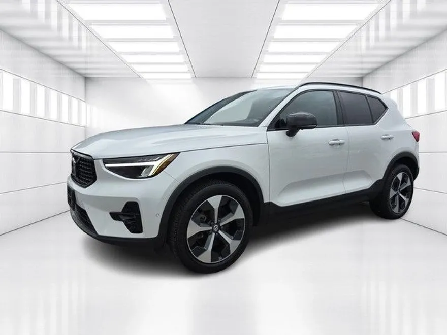 2024 Volvo XC40 Plus photo 1