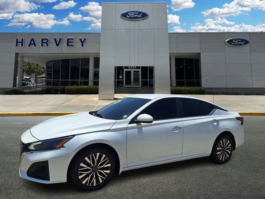 2023 Nissan Altima 2.5 SV photo 1