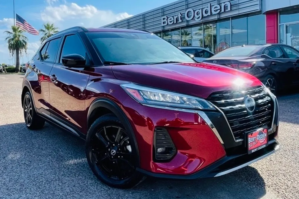 2023 Nissan Kicks SR photo 1