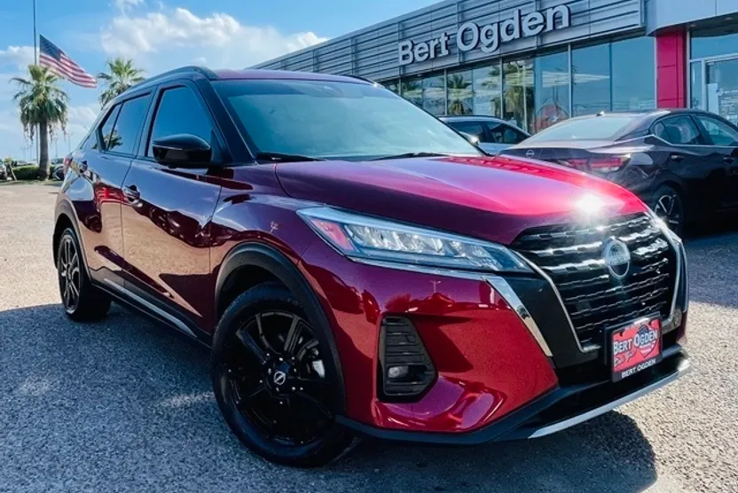 2023 Nissan Kicks SR photo 1