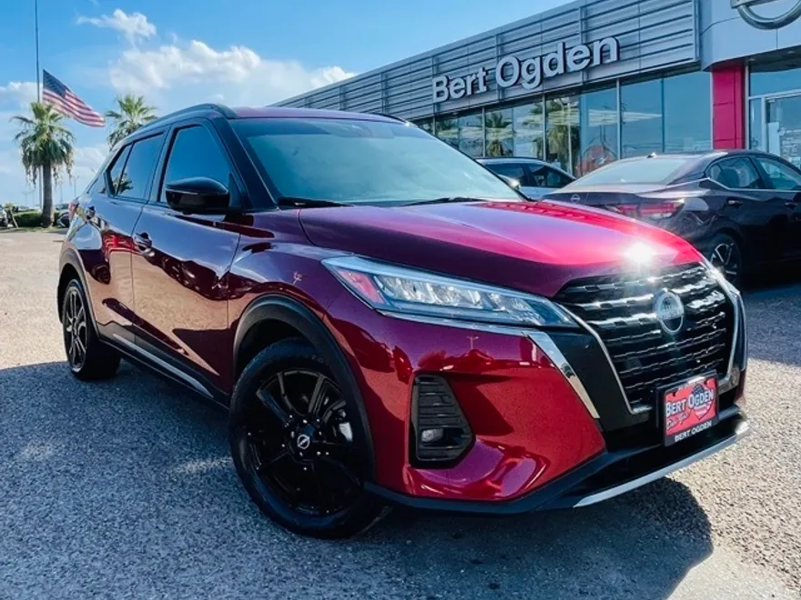 2023 Nissan Kicks SR photo 1
