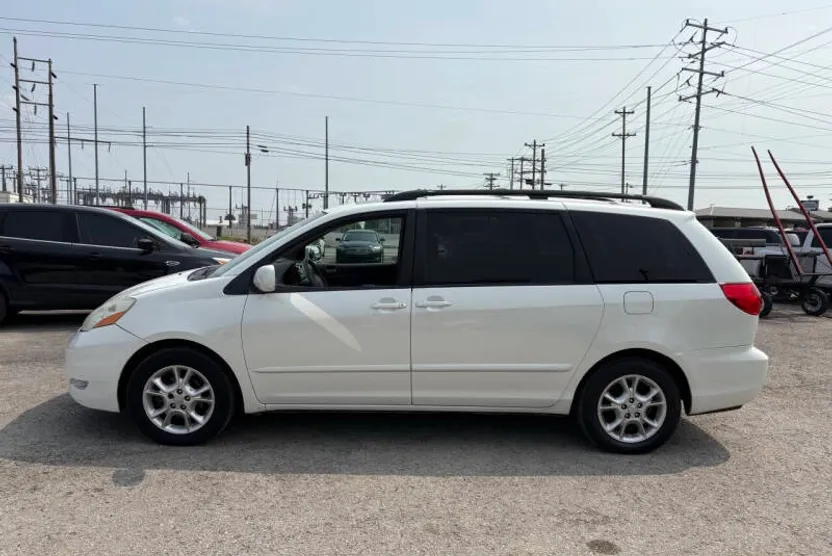 2010 Toyota Sienna XLE photo 1