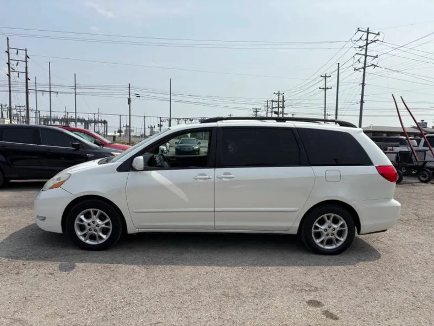 2010 Toyota Sienna XLE photo 1