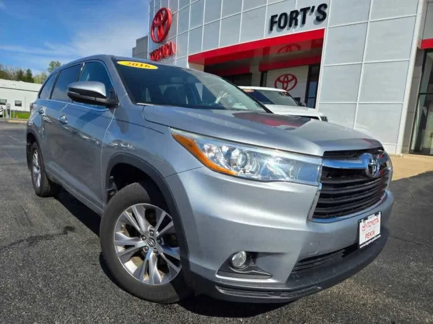 2016 Toyota Highlander LE Plus photo 1