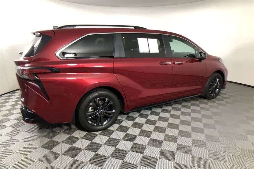 2024 Toyota Sienna XSE photo 1