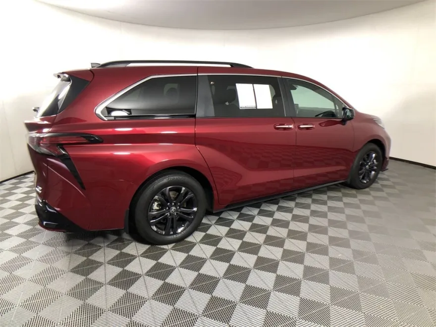 2024 Toyota Sienna XSE photo 1