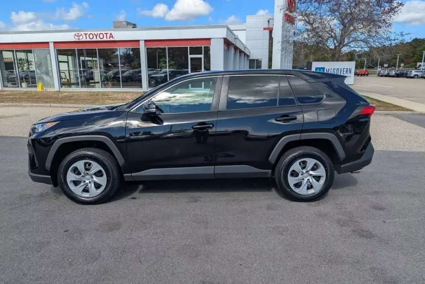 2022 Toyota RAV4 LE photo 1
