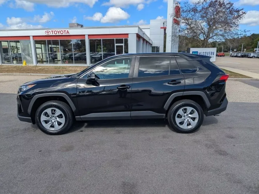 2022 Toyota RAV4 LE photo 1