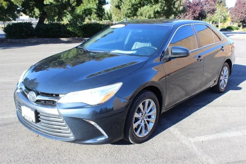 2017 Toyota Camry XLE photo 1