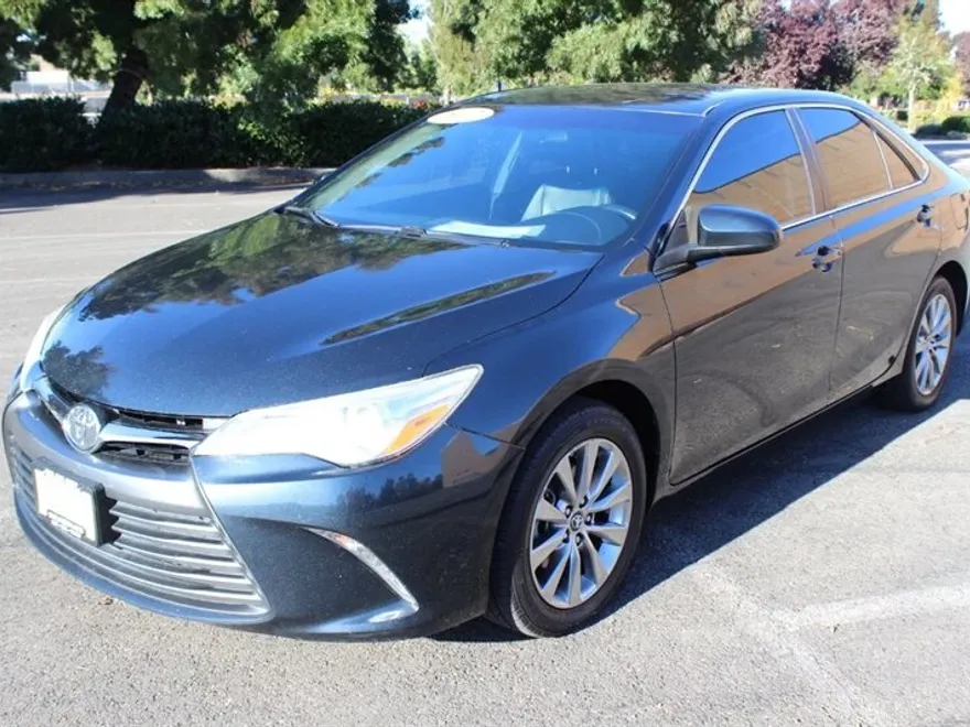 2017 Toyota Camry XLE photo 1