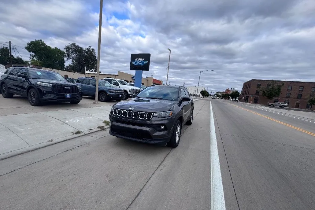 2024 Jeep Compass Latitude photo 1