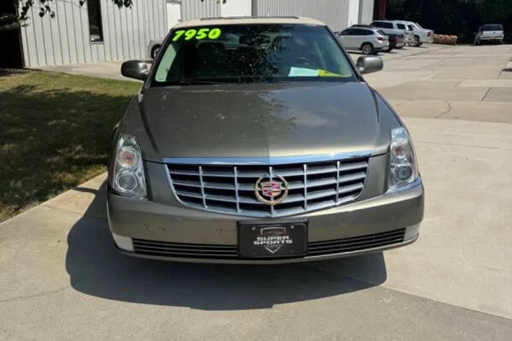 2010 Cadillac DTS Luxury photo 1