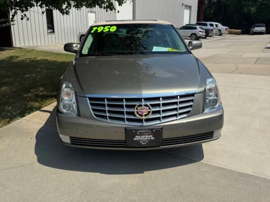 2010 Cadillac DTS Luxury photo 1
