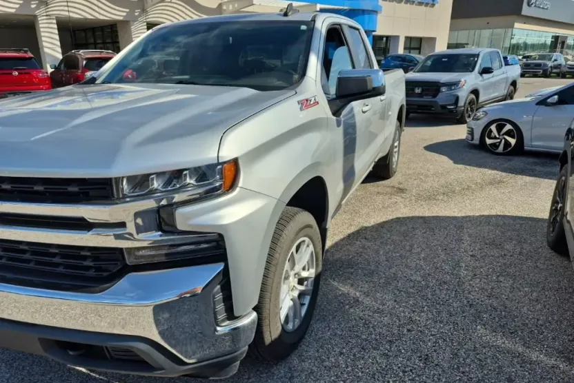 2019 Chevrolet Silverado 1500 LT photo 1