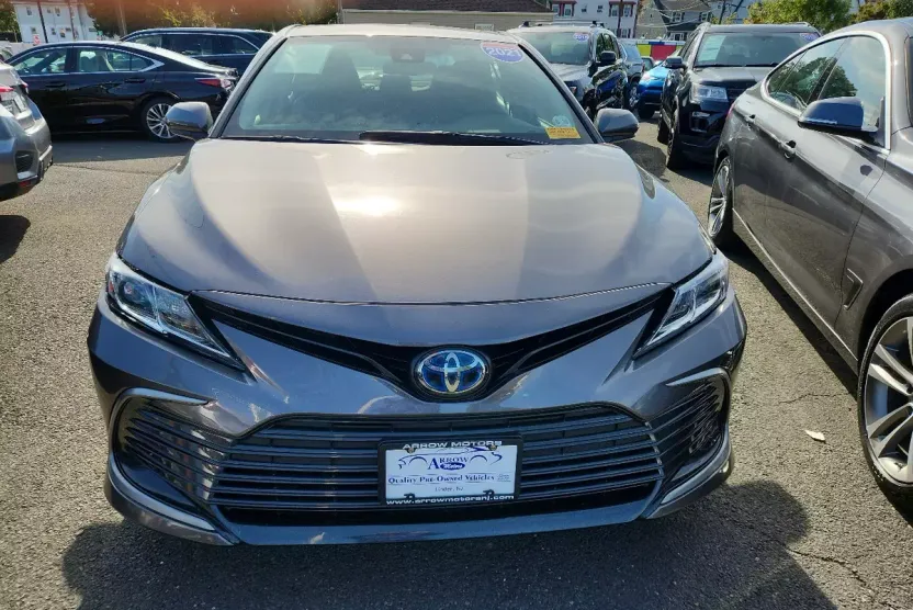 2021 Toyota Camry Hybrid LE photo 1