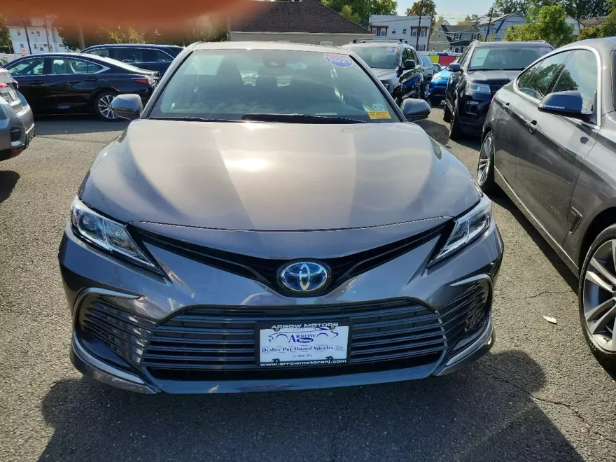 2021 Toyota Camry Hybrid LE photo 1