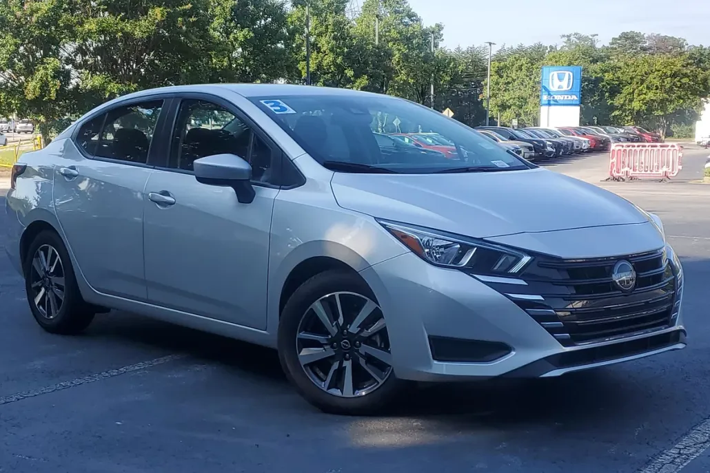 2023 Nissan Versa 1.6 SV photo 1