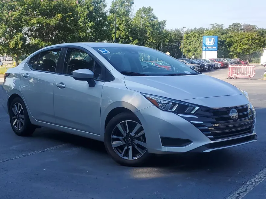 2023 Nissan Versa 1.6 SV photo 1