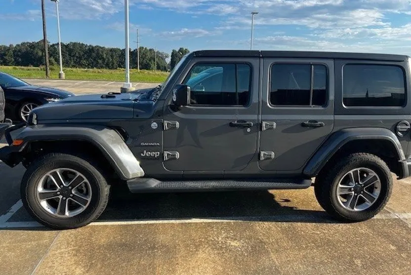 2021 Jeep Wrangler Unlimited Sahara photo 1