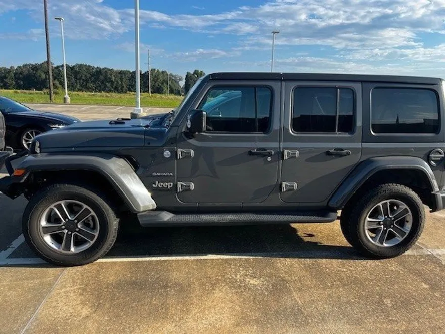 2021 Jeep Wrangler Unlimited Sahara photo 1