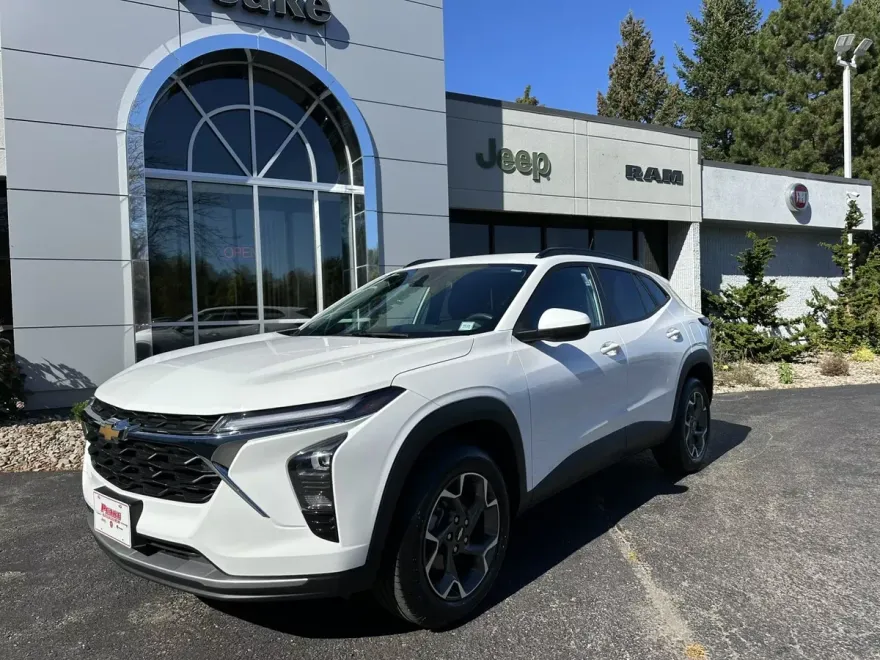 2024 Chevrolet Trax LT photo 1