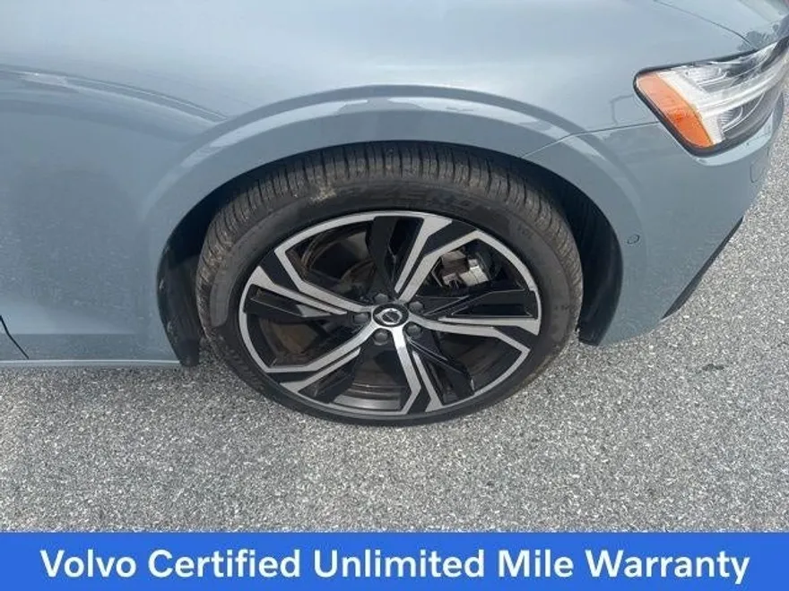 2023 Volvo S60 B5 AWD Plus photo 1