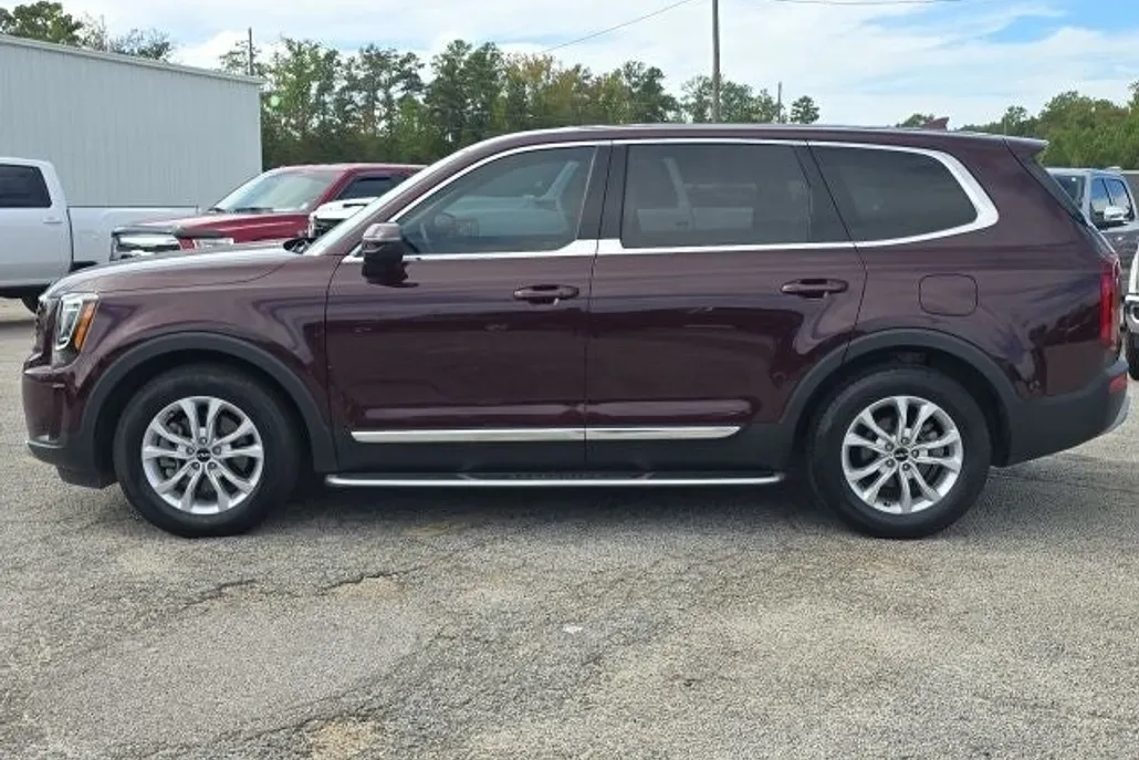 2022 Kia Telluride LX photo 1