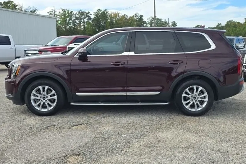 2022 Kia Telluride LX photo 1
