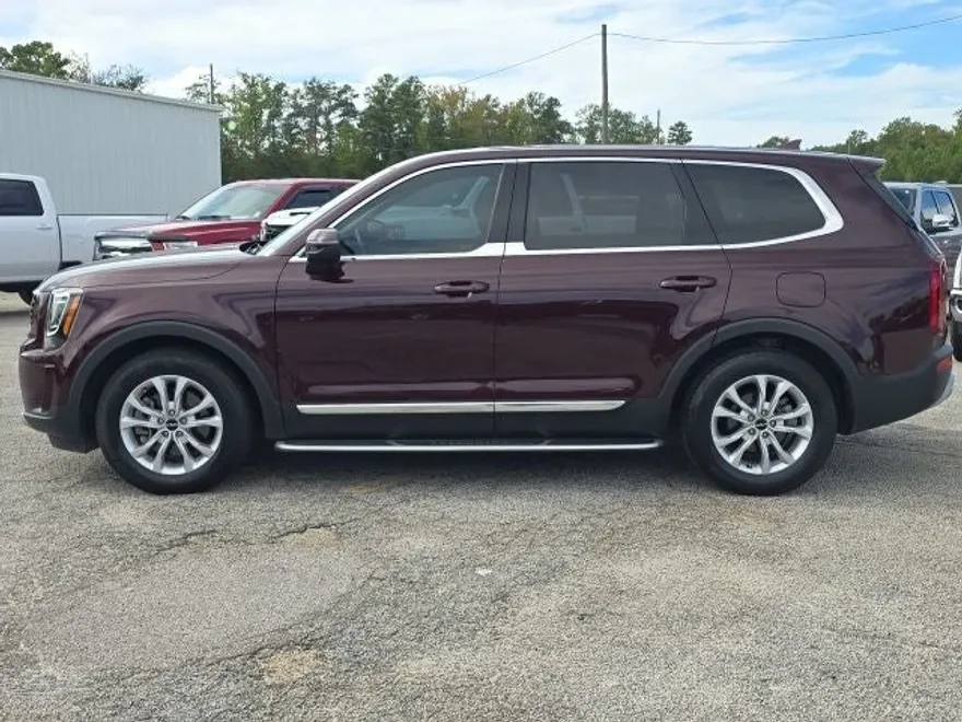 2022 Kia Telluride LX photo 1