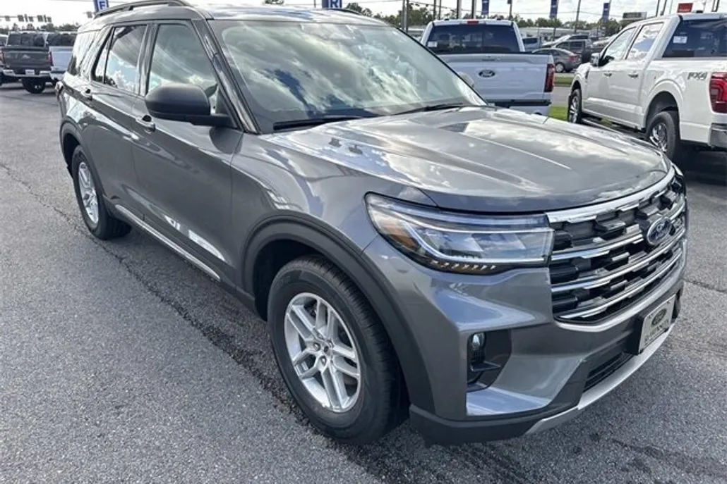 2025 Ford Explorer photo 1