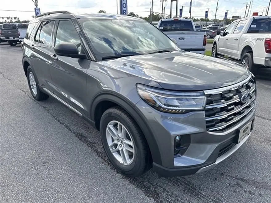 2025 Ford Explorer photo 1