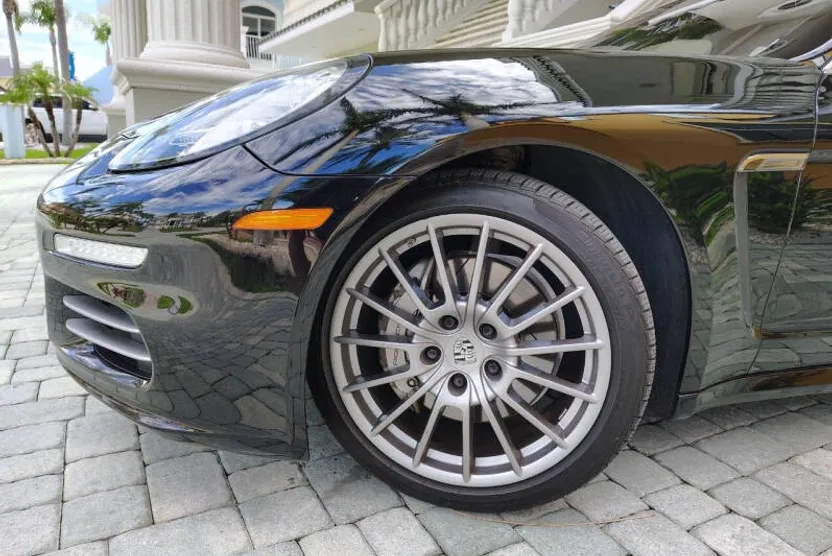 2014 Porsche Panamera 4S Executive photo 1