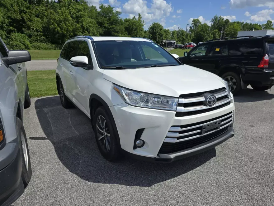 2019 Toyota Highlander XLE photo 1