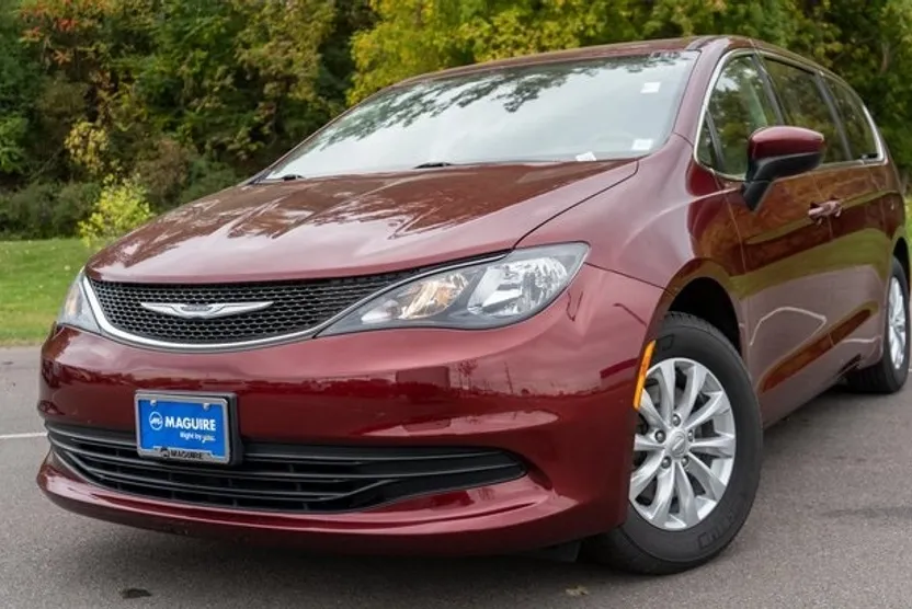 2017 Chrysler Pacifica Touring photo 1
